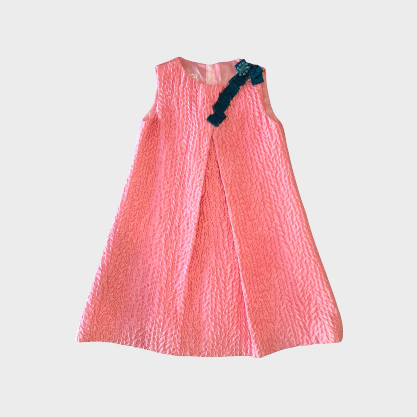 Abito smanicato con applicazione gioiello