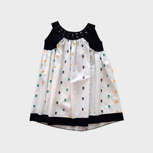 Vestito smanicato con ricami e applicazioni