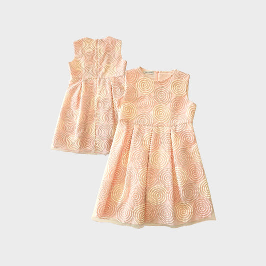 Vestito smanicato in tessuto ricamato alla over pois