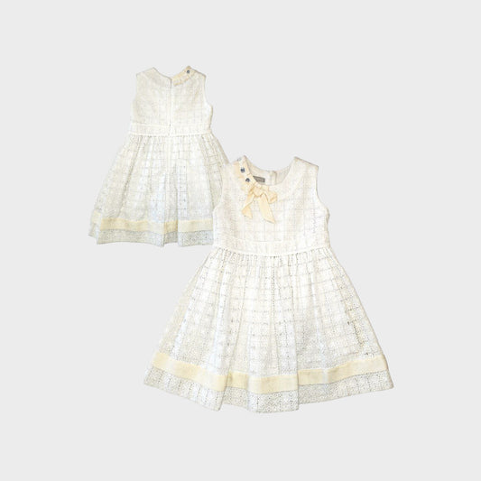 Vestito smanicato in pizzo Sangallo con fiocco strass